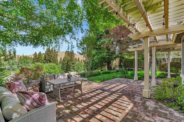 158 Golden Ridge Rd, Alamo CA: https://media.crmls.org/mediaz/a411f6e1-8454-4f85-8166-f2701fc75712.jpg
