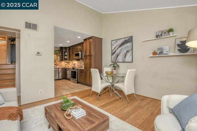 2708 Oak Rd, Walnut Creek CA: https://media.crmls.org/mediaz/a4126b01-8d9e-4e39-ab1e-3ff6a28c19bc.jpg