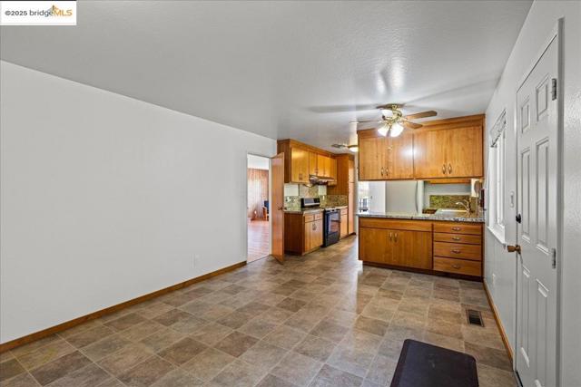 3312 Wisconsin St, Oakland CA: https://media.crmls.org/mediaz/a412844a-cb7b-4f09-8ba7-a35510b487c9.jpg