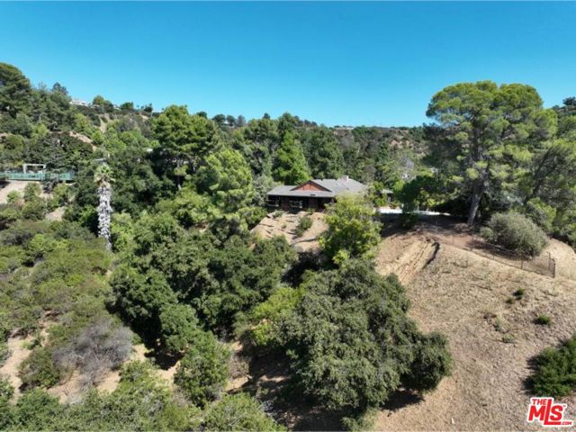 9595 Lime Orchard Road, Beverly Hills CA: https://media.crmls.org/mediaz/a4129c2b-5c83-40bc-a4d4-43420e1ba7de.jpg