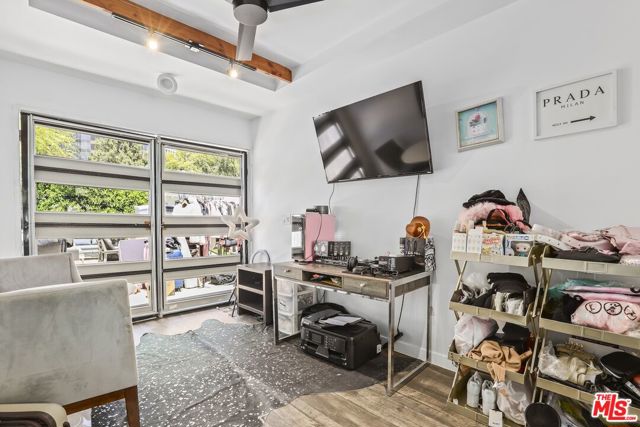 6526 San Vicente Boulevard, Los Angeles CA: https://media.crmls.org/mediaz/a4160e00-4ee3-42a9-800d-a34d0add23ef.jpg