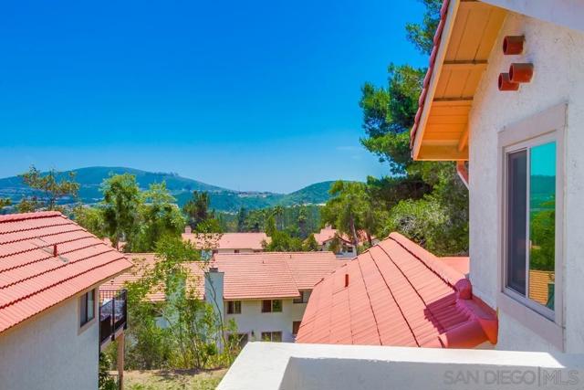 3113 Avenida Topanga, Carlsbad CA: https://media.crmls.org/mediaz/a4166ef7-1825-4b4c-a3f7-fa45451d641e.jpg