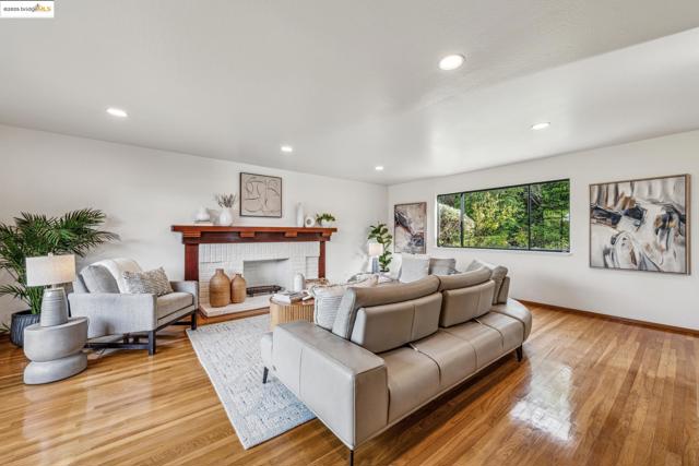 13185 Clairepointe Way, Oakland CA: https://media.crmls.org/mediaz/a41827e1-850e-45f0-8e86-323961838abf.jpg
