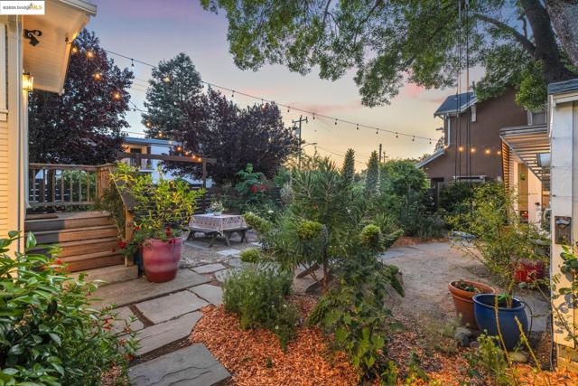 3701 Midvale Ave, Oakland CA: https://media.crmls.org/mediaz/a418e8e9-5179-4f5c-a727-b718f66146e2.jpg