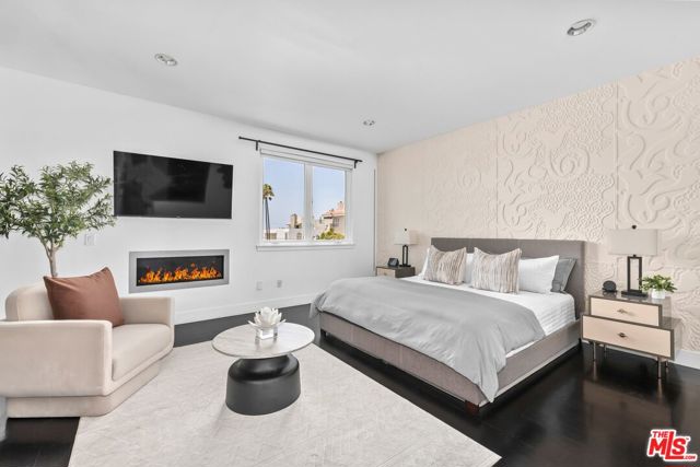32 Galleon Street, Marina del Rey CA: https://media.crmls.org/mediaz/a4190b8b-fe55-414b-b7a3-41361e4fd036.jpg