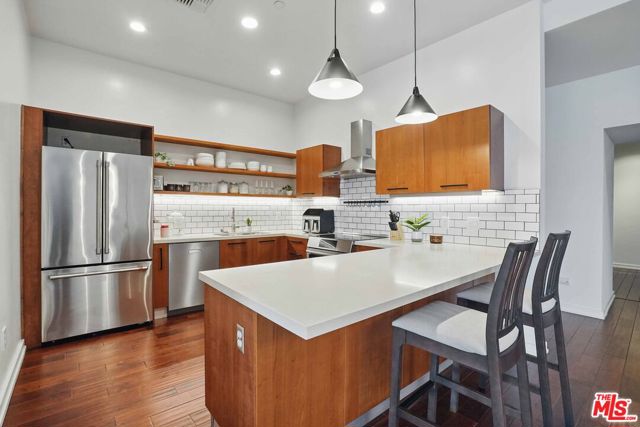 801 S Grand Avenue, Los Angeles CA: https://media.crmls.org/mediaz/a4199bac-6e30-43a6-a3c9-6f782a051372.jpg