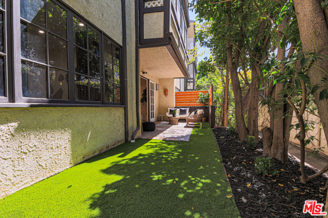 133 S Oakhurst Drive, Beverly Hills CA: https://media.crmls.org/mediaz/a419aa1c-659b-432c-aae5-a309ab9c4180.jpg