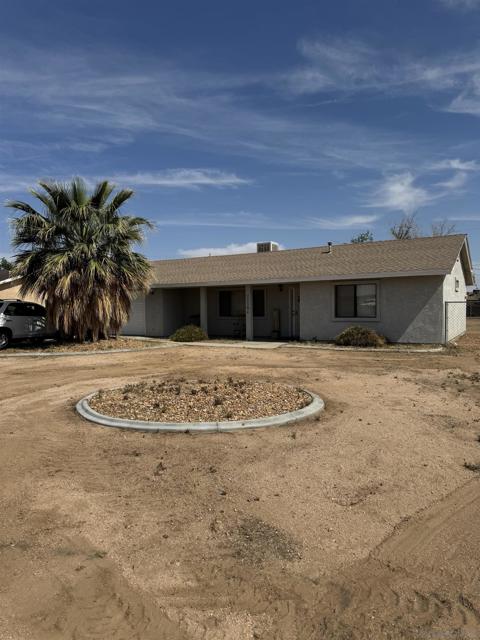 22394 Lone Eagle Rd, Apple Valley CA: https://media.crmls.org/mediaz/a41b3e63-6a16-4fdc-b921-0bd70e1ada52.jpg