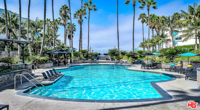 620 The, Redondo Beach CA: https://media.crmls.org/mediaz/a41bbf90-ba2b-41dc-8308-3c65bfe6fd1d.jpg