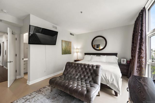3788 Park Blvd, San Diego CA: https://media.crmls.org/mediaz/a41bcb63-8913-48e1-959f-85c5e00eb504.jpg