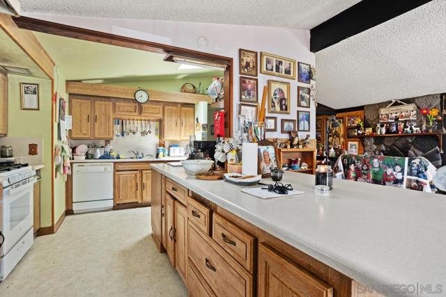 252 Santa Clara Dr, Vista CA: https://media.crmls.org/mediaz/a41be76e-9c2a-4709-9657-1230342791ab.jpg