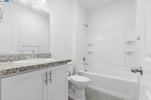 946 Osprey Dr, Lathrop CA: https://media.crmls.org/mediaz/a41cc8b9-8016-4e2b-a8b9-3224f1049616.jpg
