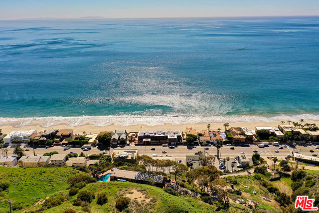22227 PACIFIC COAST Highway, Malibu CA: https://media.crmls.org/mediaz/a41d5a43-7cba-4a50-867c-ce65d46a324b.jpg