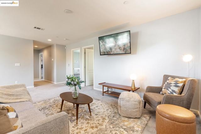 719 Monte Verde Ln, Brentwood CA: https://media.crmls.org/mediaz/a41da86e-8a28-4335-97ce-b0a566d1d39a.jpg