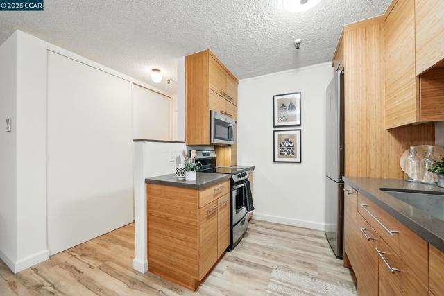 325 Lenox Ave, Oakland CA: https://media.crmls.org/mediaz/a41f5bba-a6d1-4ccb-b8d0-b744117cc999.jpg
