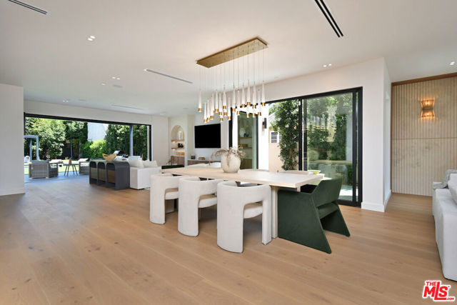 112 S Valley Street, Toluca Lake CA: https://media.crmls.org/mediaz/a42059a4-fe7b-4336-a86b-95252331a965.jpg