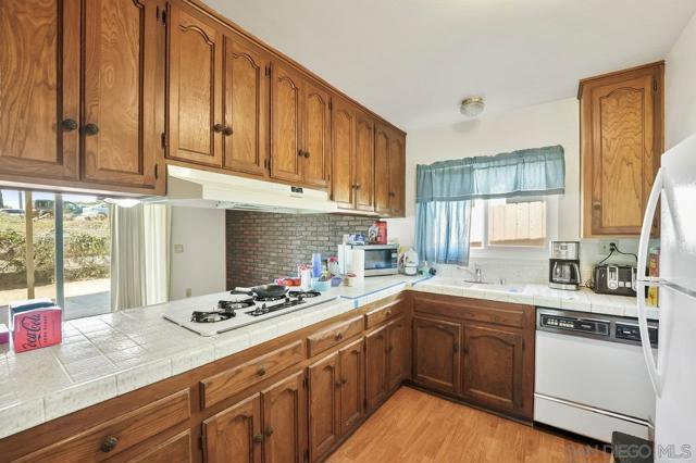 152 Leoma Ln, Chula Vista CA: https://media.crmls.org/mediaz/a4206263-1bc5-4de7-a53d-b3a6cd6a78c7.jpg