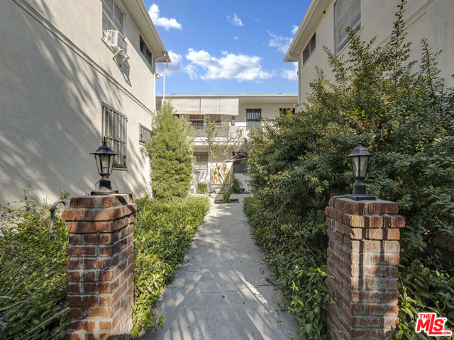 1200 S Citrus Avenue, Los Angeles CA: https://media.crmls.org/mediaz/a4211f13-f291-4f29-a08c-1ec1156cd1cb.jpg