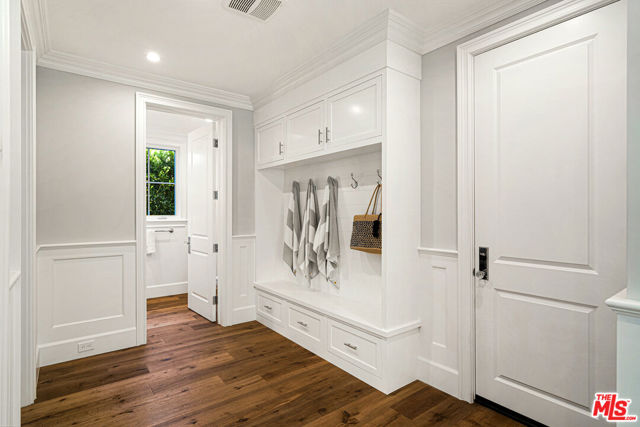 813 N Spaulding Avenue, Los Angeles CA: https://media.crmls.org/mediaz/a4217cb8-f14e-4ea0-b4eb-3f35c7fdccc3.jpg