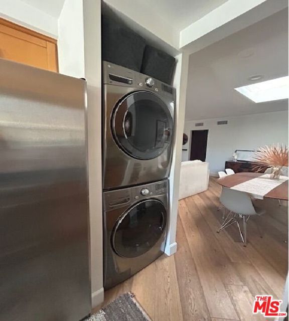 1144 10th Street, Santa Monica CA: https://media.crmls.org/mediaz/a421a925-b1f7-481f-8c29-9fb4499f80f5.jpg