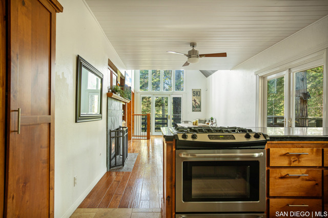 147 State Highway 173, Lake Arrowhead CA: https://media.crmls.org/mediaz/a421cd33-2d22-4318-9e44-ac9ef1b99fb5.jpg