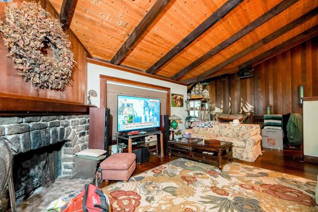 21 Red Rock Way, San Rafael CA: https://media.crmls.org/mediaz/a421d721-b595-4204-99b9-20b754077b87.jpg
