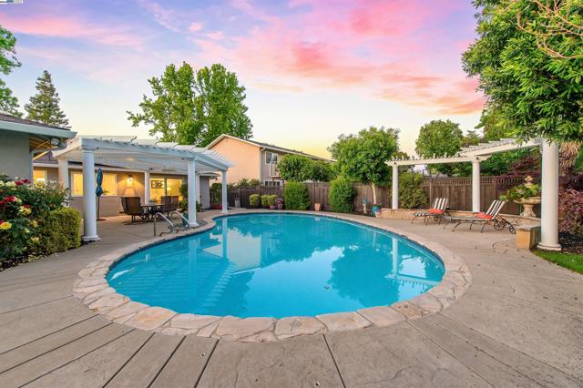 5204 Hummingbird Rd, Pleasanton CA: https://media.crmls.org/mediaz/a423616b-692a-4c23-9862-69beed2855b8.jpg