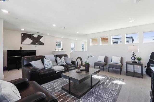 5623 Central Pkwy, Dublin CA: https://media.crmls.org/mediaz/a423b669-f967-4ad7-85fe-d92403803127.jpg