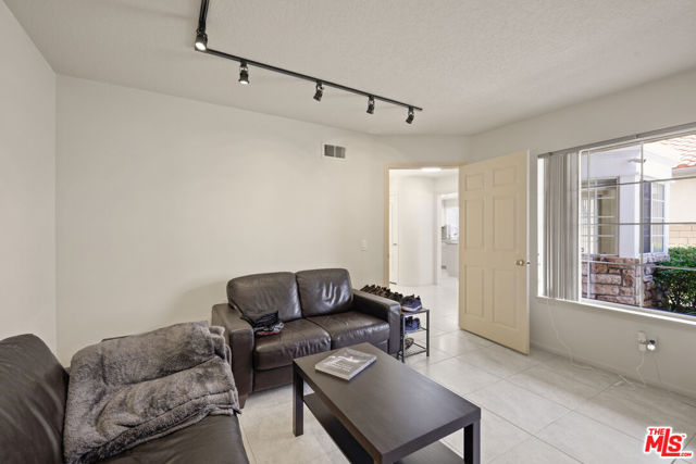 12119 Falcon Crest Way, Porter Ranch CA: https://media.crmls.org/mediaz/a4249650-8ccc-4d8c-83b4-bbaf76bbc15b.jpg