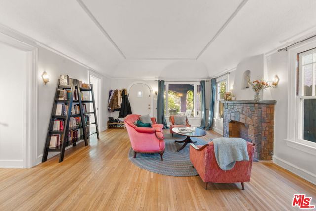 646 N Dillon Street, Los Angeles CA: https://media.crmls.org/mediaz/a426b4e7-9d5f-47db-82a7-d91a81ad9e63.jpg