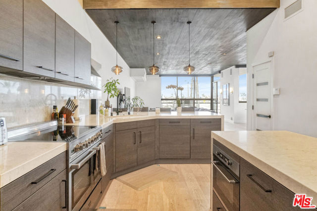6209 Pacific Avenue, Playa del Rey CA: https://media.crmls.org/mediaz/a4274698-4837-4f83-97ed-ccba511e95aa.jpg
