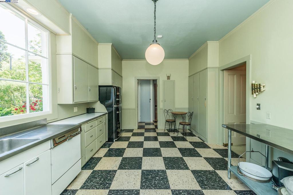 https://media.crmls.org/mediaz/a4281b44-8501-4218-aa71-de5f9bc55186.jpg?preset=X-Large