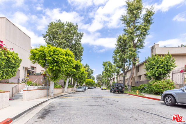 15161 Magnolia Boulevard, Sherman Oaks CA: https://media.crmls.org/mediaz/a428fd5f-137a-4f15-a2c2-c819f493bf97.jpg