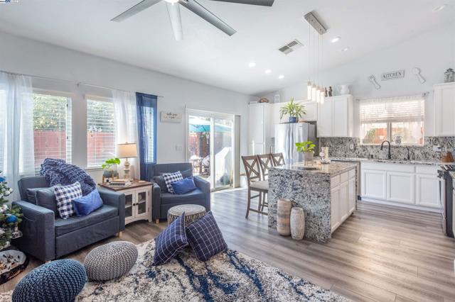 715 Bobcat Ln, Manteca CA: https://media.crmls.org/mediaz/a4295d03-2891-4553-8fec-6ebfcbabd1f7.jpg