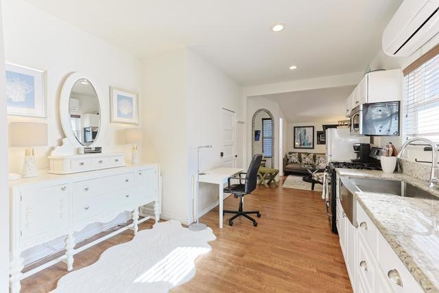 Detail Gallery Image 3 of 21 For 205 .5 C Ave, Coronado,  CA 92118 - 1 Beds | 1 Baths