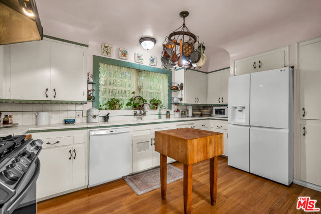 12144 Blix Street photo 6