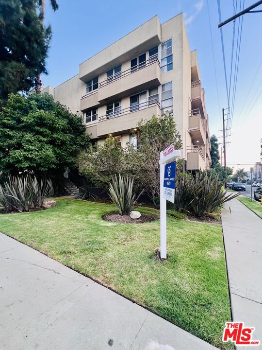 11700 Iowa Avenue, Los Angeles CA: https://media.crmls.org/mediaz/a42d28f1-8002-49e7-b788-53258340cd9f.jpg