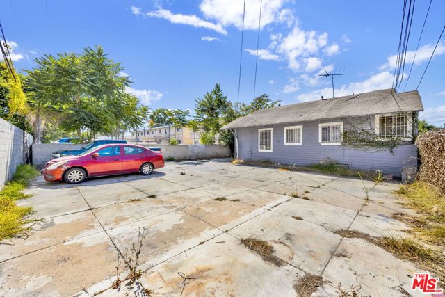 1215 W 39th Place, Los Angeles CA: https://media.crmls.org/mediaz/a42dca3f-1e2a-4e27-953b-b8546d5772e5.jpg