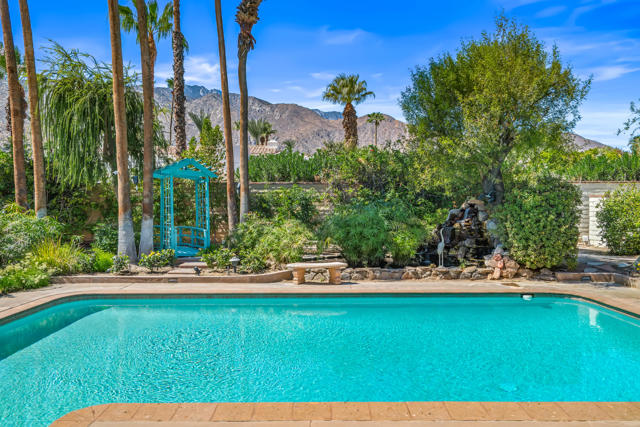 835 N Avenida Palmas, Palm Springs, CA 92262
