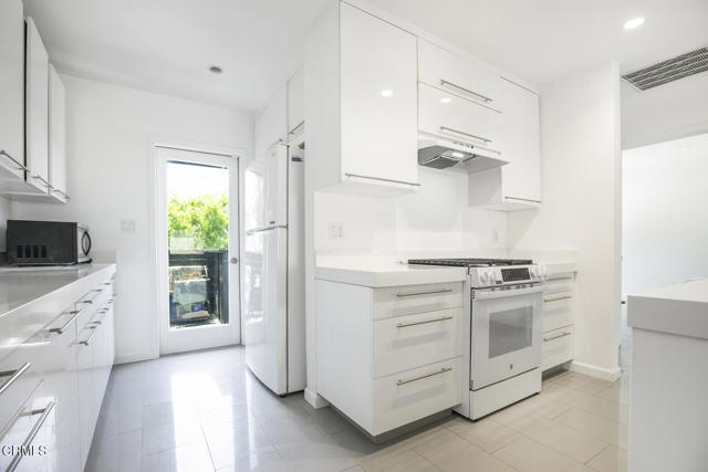 Detail Gallery Image 9 of 30 For 10609 Fernglen Ave, Tujunga,  CA 91042 - 2 Beds | 1 Baths