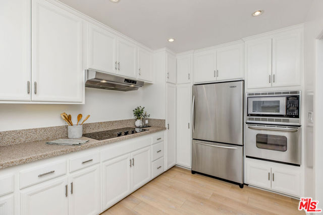 930 3rd Street, Santa Monica CA: https://media.crmls.org/mediaz/a430ae68-36d1-4d16-8713-eb531ede81a8.jpg