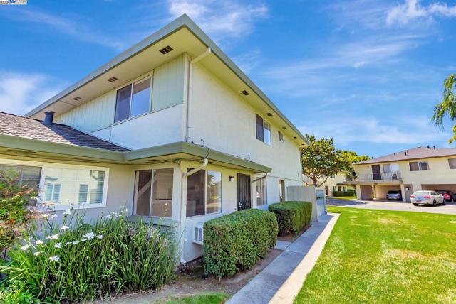 2274 Peacock Pl, Union City CA: https://media.crmls.org/mediaz/a43101c1-8c8b-456c-923c-56160ae253f6.jpg