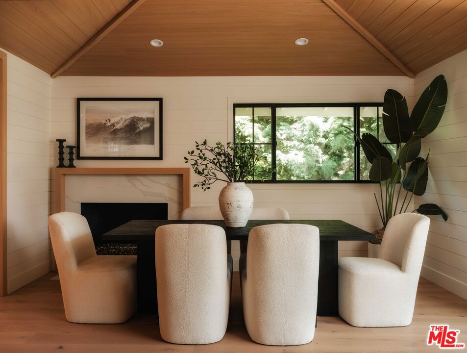 https://media.crmls.org/mediaz/a43212f1-5d21-44dc-b359-c604b950c3bd.jpg?preset=X-Large