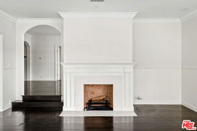 9233 1/2 Doheny Road, West Hollywood CA: https://media.crmls.org/mediaz/a4322448-f5ea-478b-8b6f-f1718f5f71e6.jpg
