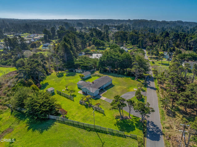 18601 Cypress Road, Fort Bragg CA: https://media.crmls.org/mediaz/a4327d64-8481-4dcb-b540-dc172e7cdf58.jpg