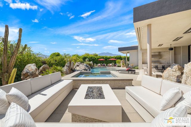 1 Sterling Ridge Drive, Rancho Mirage CA: https://media.crmls.org/mediaz/a4338436-29ea-4fc7-a486-b6b97a9dd01e.jpg