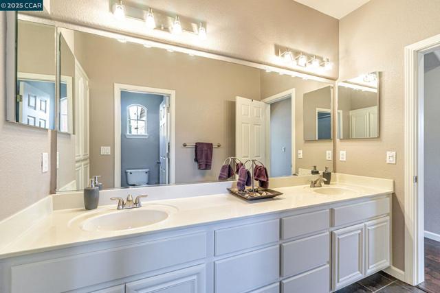 1039 Rolling Woods Way, Concord CA: https://media.crmls.org/mediaz/a433a09d-7a39-4380-bd1d-1bdc479306a4.jpg