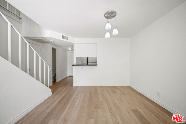 15207 Magnolia Boulevard, 116 photo 4