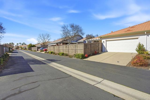 2360 Rose Arbor Drive, Sacramento CA: https://media.crmls.org/mediaz/a43495eb-cbc9-42aa-96cf-c58f1f087fa4.jpg