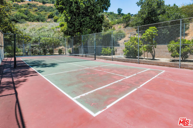 6700 Hillpark Drive, Los Angeles CA: https://media.crmls.org/mediaz/a434b916-a633-4ec9-a59a-f1996de7fb3f.jpg